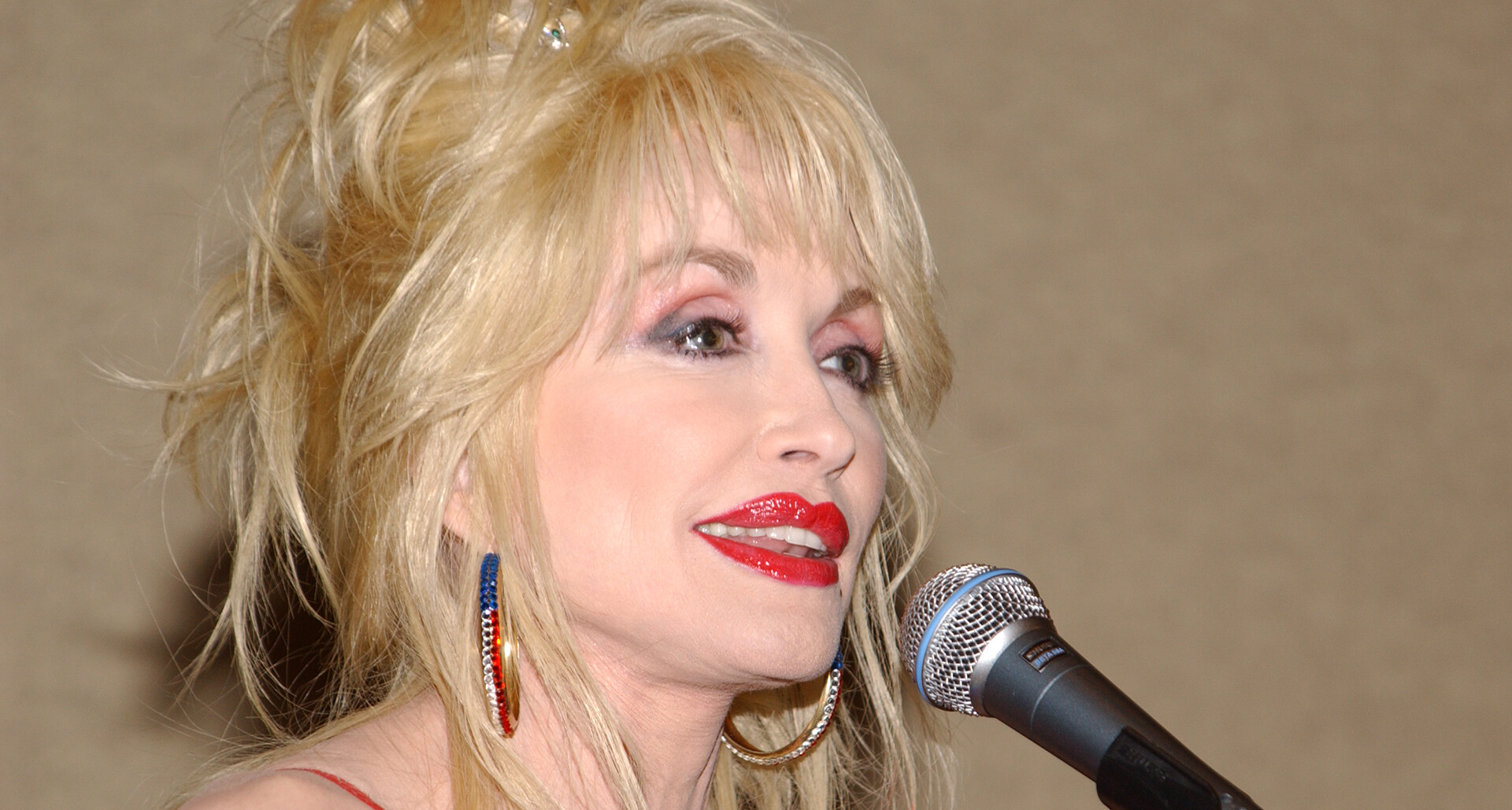 Dolly Parton accepts the James V. Day “Good Guy” Award during the 86th American Legion National Convention in Nashville, Tenn., on Aug. 30, 2004. Photo by The American Legion