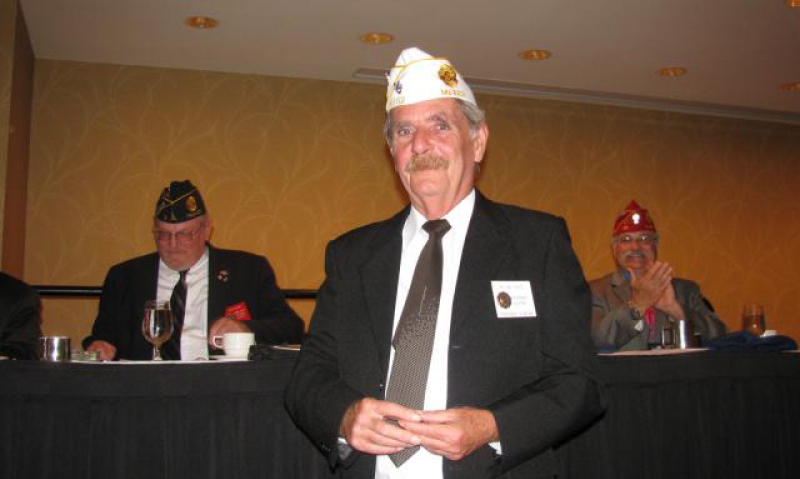 Shetz receives his past president’s pin