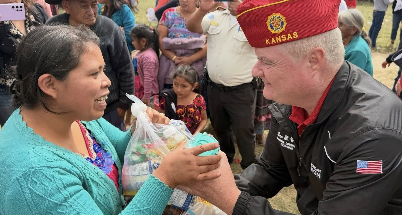 American Legion National Commander Dan K. Wiley delivers humanitarian aid to families near Chimaltenango, Guatemala.&nbsp;(Doug Hensley photo)