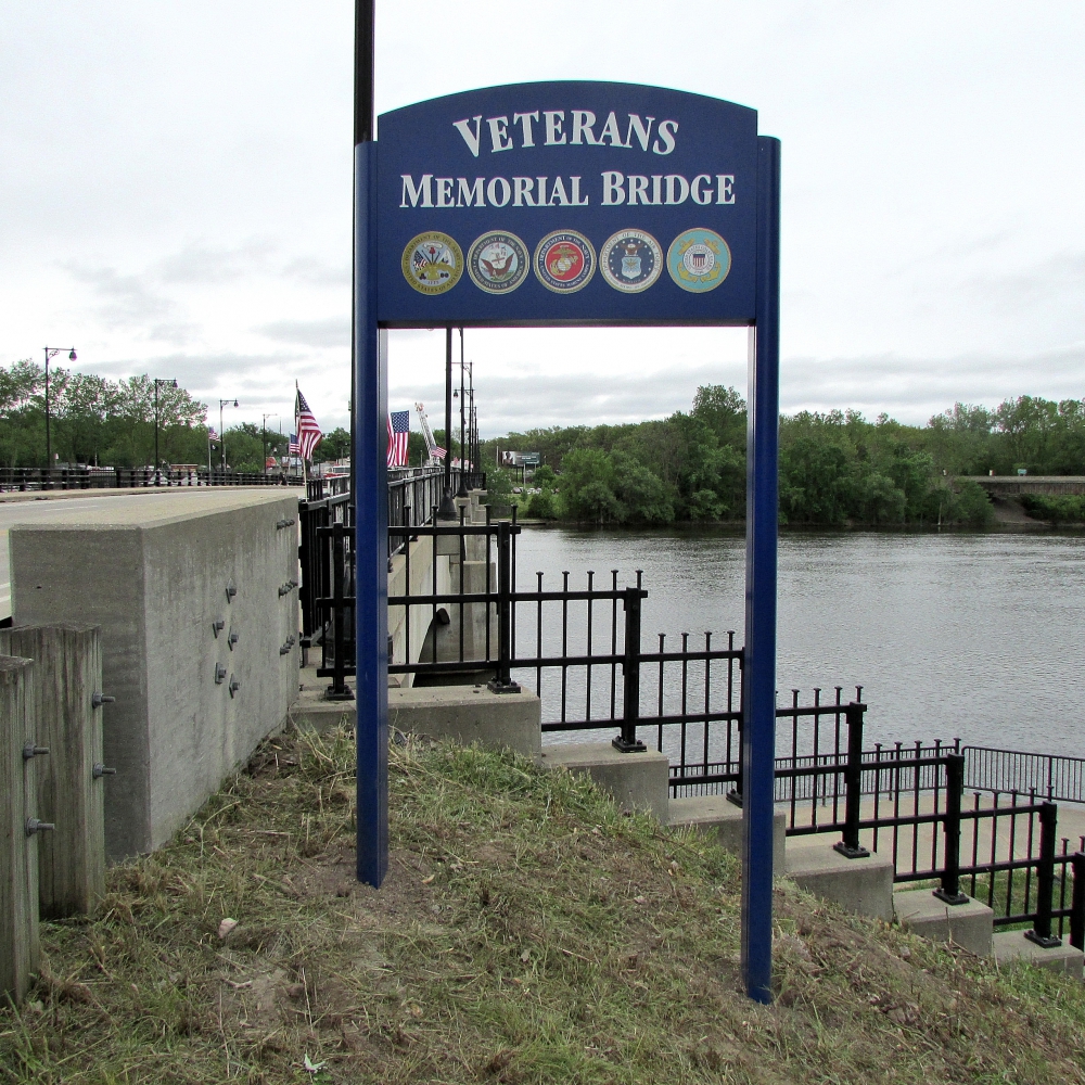 Veterans Memorial Bridge