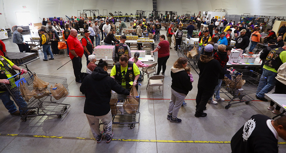 Members of the Kansas American Legion Family provided a full Thanksgiving Dinner to military families during the Big Red One Turkey Run. (Photo by Evert Nelson)