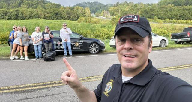 Department of Tennessee Commander Todd McKinley and Legion Family members pick up trash for The American Legion’s USA 250 Challenge. Legiontown photo