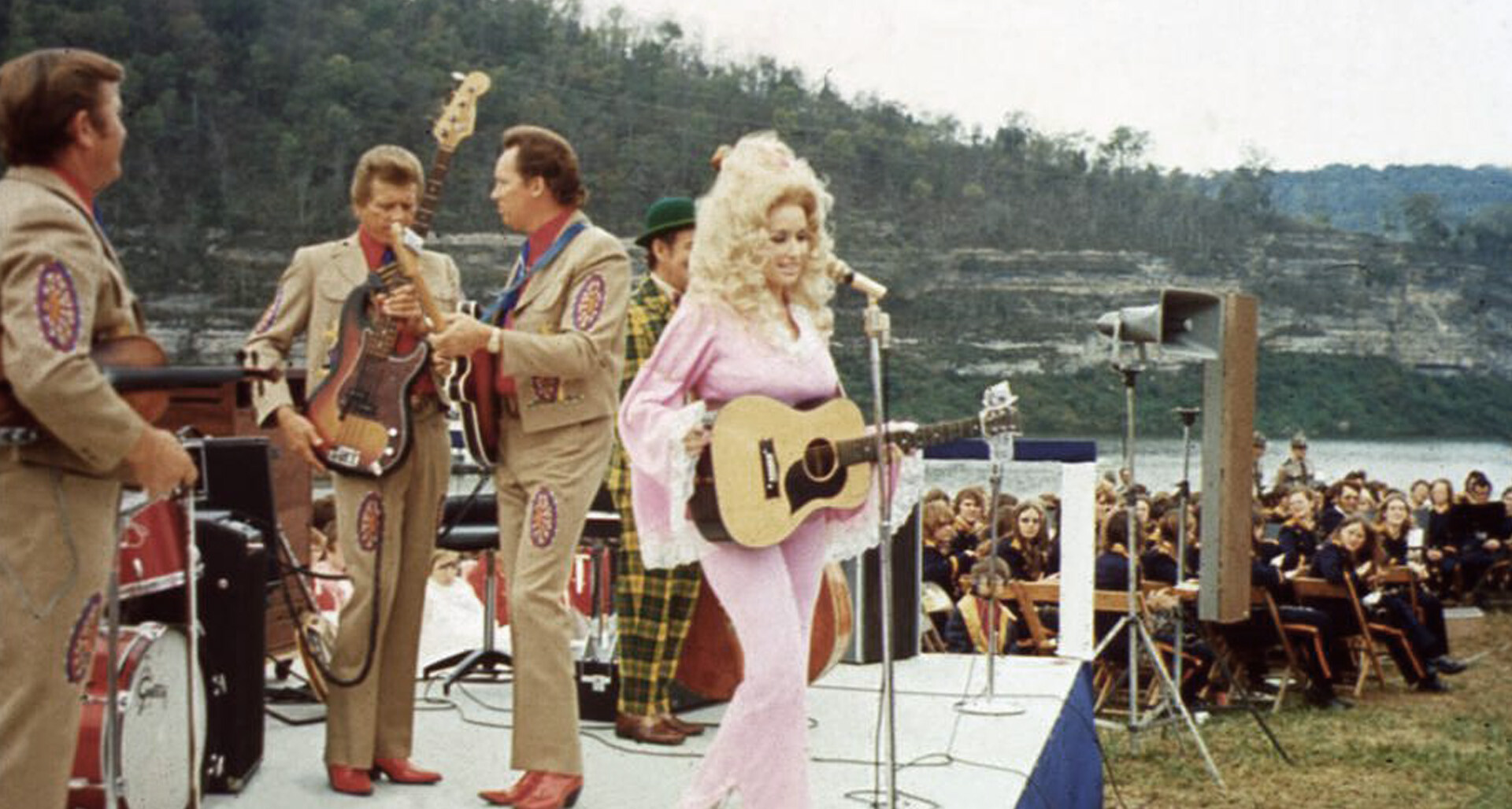 (Dolly Parton performs at the Cordell Hull Dam Dedication Oct. 13, 1973, on the shore of the Cumberland River at the dam in Carthage, Tenn. (U.S. Army Corps of Engineers)