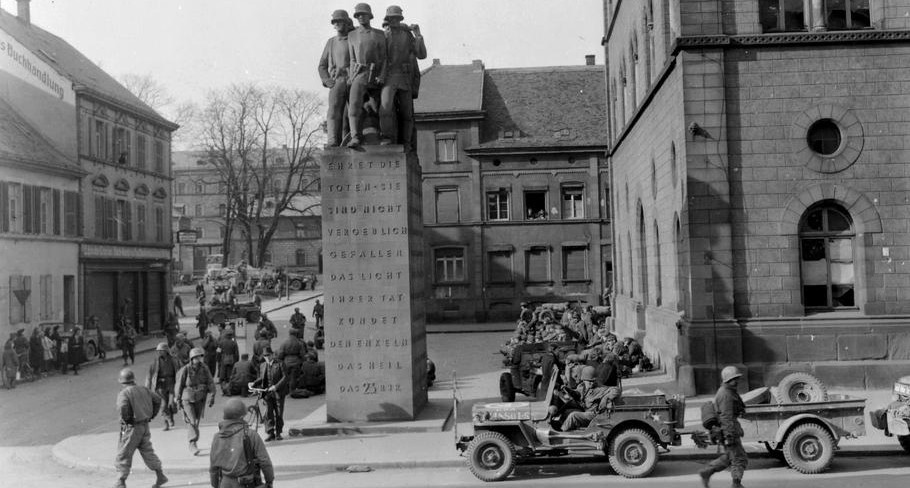 (U.S. National Archives/Signal Corps Archive)