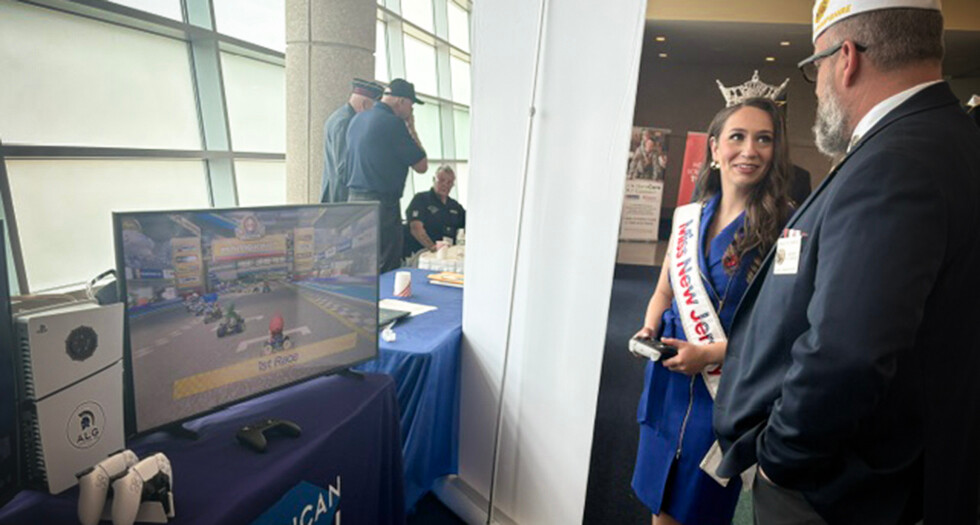 New Hampshire American Legion Vice Commander Paul Evans talks with Miss New Jersey Belle Nicholas about American Legion Gaming. Photo by Henry Howard