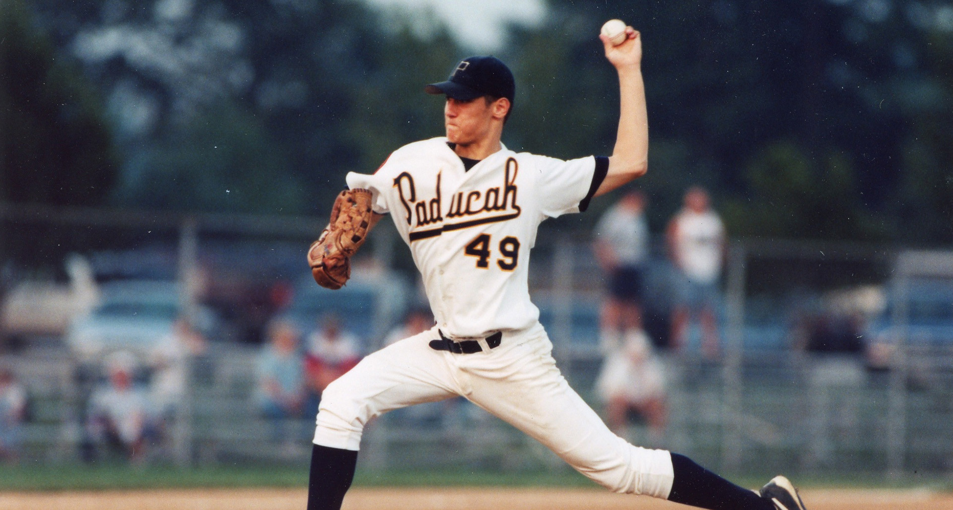 Doug Harris of Paducah (Ky.) Post 31 pitches against Danville (Calif.) Post 246 in the 2000 American Legion World Series championship game..