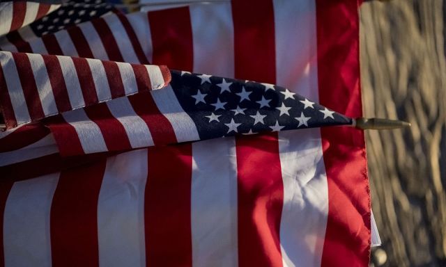 Promote these U.S. flag graphics on social media