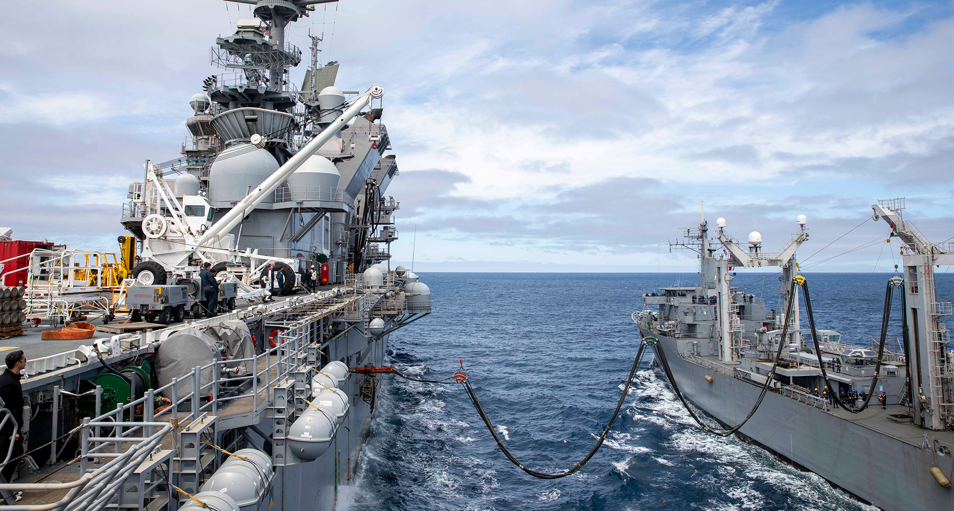 The Wasp-class amphibious assault ship USS Makin Island (LHD 8) conducts a fueling-at-sea evolution with the Peruvian Navy Amsterdam-class support ship BAP Tacna (ARL-158).&nbsp;