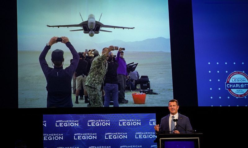 ‘Top Gun: Maverick’ pilot puts convention attendees in the cockpit