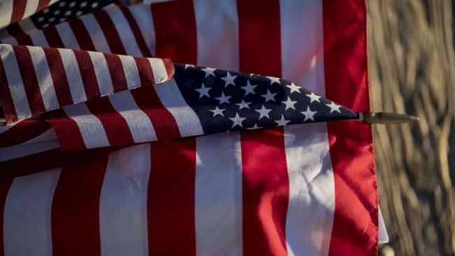 Promote these U.S. flag graphics on social media