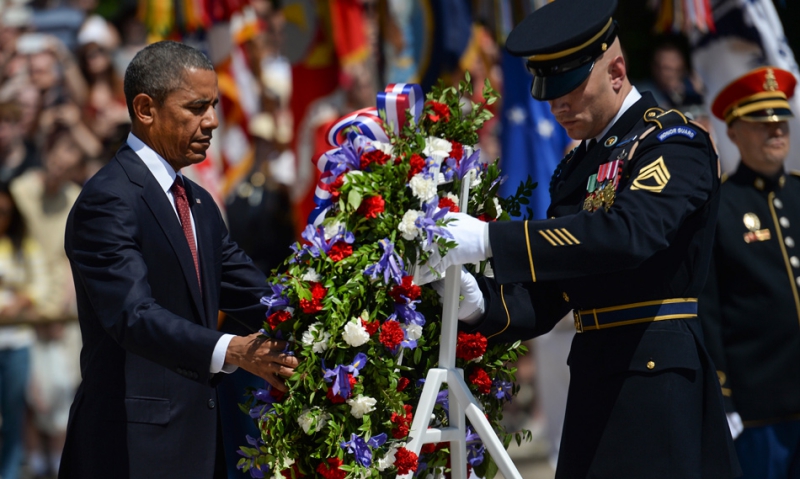 Obama honors sacrifices of three Americans
