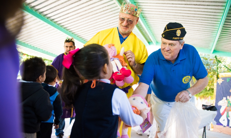 Mexico post delivers toys to preschoolers