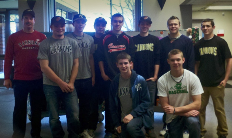 Baseball team delivers gifts to veterans