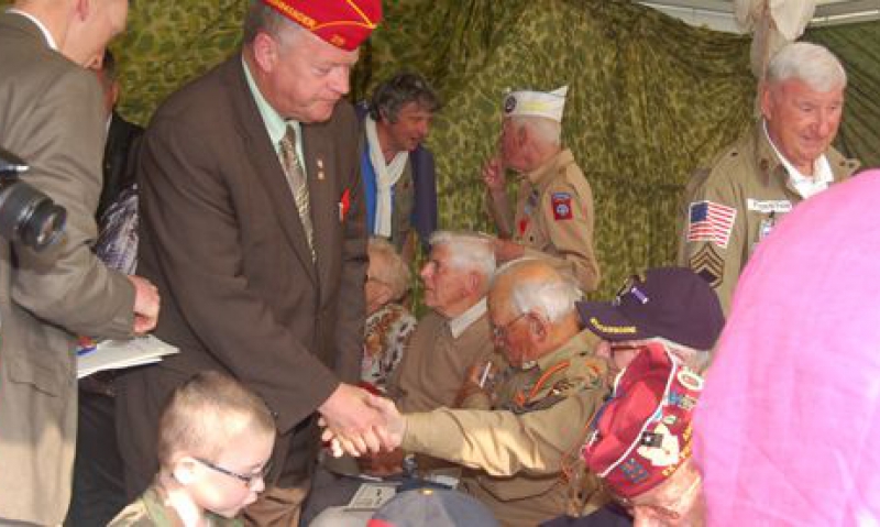 Commander meets with D-Day vets